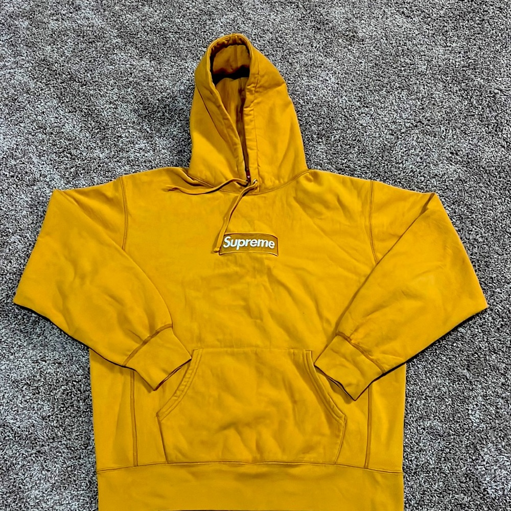 100% authentic Box Logo Supreme hoodie in Gold/Tan color way. 2021 Fall/Winter